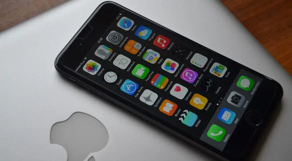 iphone, apple, phone-563071.jpg